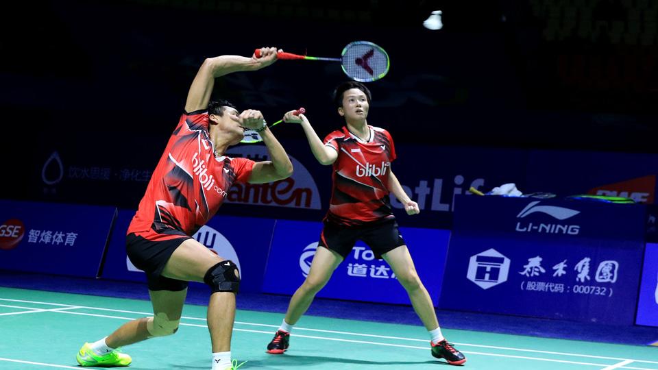 Ganda campuran Indonesia, Tontowi Ahmad/Liliyana Natsir mengembalikan kok ke arah pasangan Korea, Choi Sol-gyu/Chae Yoo-jung.